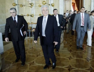 Moldavský prezident Voronin (druhý zleva) v parlamentu.