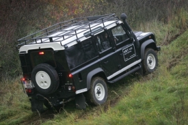 Land Rover Defender zvládne jen 130 km/h. Jeho místo je ale v terénu.