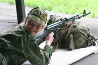 Ruská vojačka při cvičných střelbách.
