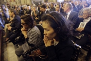 Příbuzní a přátelé obětí na zádušní mši v Notre Dame.