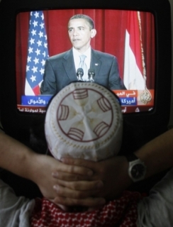 Palestinský muž sledující Obamův projev z Káhiry.