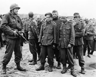 Zajatí němečtí vojáci, mnozí chlapci, po invazi v Normandii.