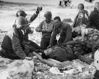 Transfúze zraněnému vojákovi při invazi v Normandii.