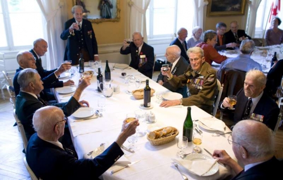 Kanadští veteráni na slavnstním obědě v St-Ouen-le-Pin.
