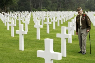 Americký veterán na hřbitově v Colleville-sur-Mer.