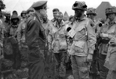 Generál Eisenhower hovoří s americkými parašutisty před Dnem D.