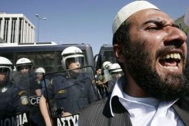 Násilné protesty muslimských imigrantů v Aténách (květen 2009).