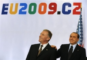 Berlusconi a Topolánek na summitu v Praze.