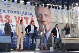 Mikuláš se na mítinku ODS na Václavském náměstí octl na pódiu.