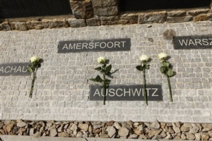 Státníci položili na památník bílé růže.
