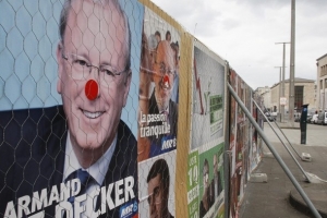 Neznámý vandal přidělal předvolebním plakátům červené nosy.