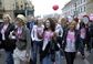 Herečky Aňa Geislerová (vpředu), Martha Issová (uprostřed) a Lenka Termerová (vpravo) mezi účastníky pochodu proti rakovině prsu, který se konal 6. června v Praze (Foto: ČTK). 