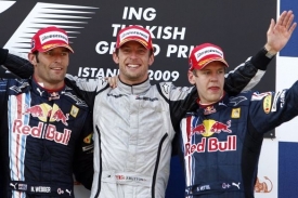 Vítěz VC Turecka Jenson Button mezi jezdci stáje Red Bull.