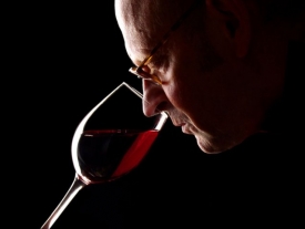 Účastníci degustace se učí rozlišovat jemné nuance mezi víny.