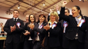 Druhá europoslankyně BNP Sharon Wilkinsonová (třetí zprava).
