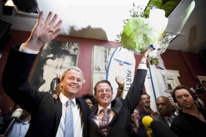 Geert Wilders slaví úspěch své protiislámské strany v Nizozemí.
