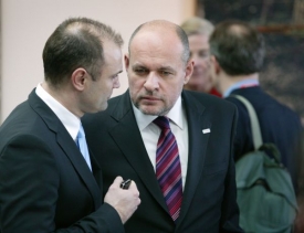 Exministr Václav Jehlička a další dva senátoři zvažují odchod.