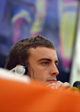 Alonso na tiskové konferenci v Praze.