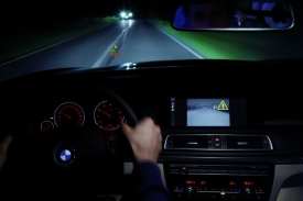 Noční vidění BMW je doplněno o takzvanou termovizi, zachycující tepelné záření objektů. Nejnovější verze umí upozornit na chodce a zvířata v cestě.