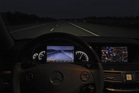 V Mercedesu třídy S se obraz z infračervené kamery zobrazuje přímo na místo klasického tachometru, který nahradil displej s vysokým rozlišením.