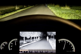 Noční vidění v Mercedesu má vynikající obraz, ale řídit podle něj by mohlo být velmi nebezpečné.