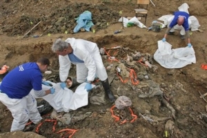 Masové hroby zkoumají odborníci ještě čtrnáct let po válce.