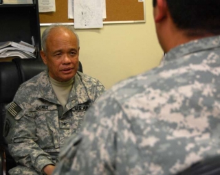 Psychiatr hovoří se stresovaným vojákem na Patriotic Clinic.