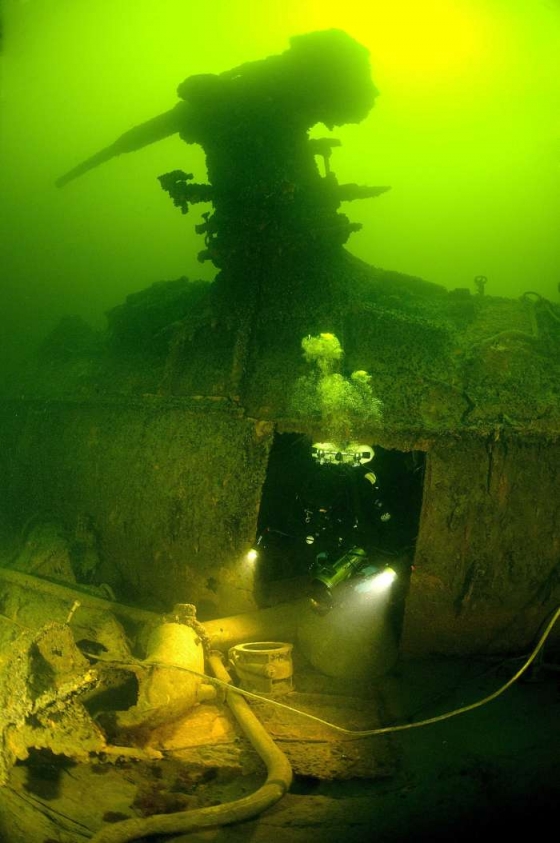 Potápěči u ponorky S-2.