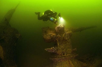 Potápěči u ponorky S-2.