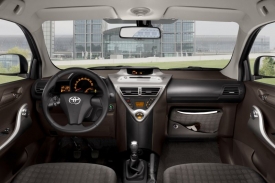 Originální interiér Toyoty iQ má na poměry mezi malými auty neobvykle bohatou výbavu.