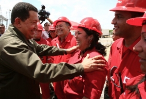 Chávez s pracovníky státní ropné společnosti.