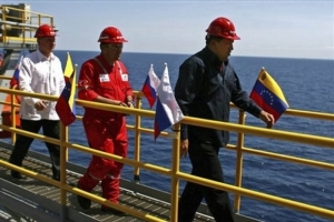Chávez se zástupcem Ruska na společné plynařské stanici.