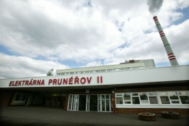 Aktivisté vylezli na komín Elektrárny Prunéřov II.