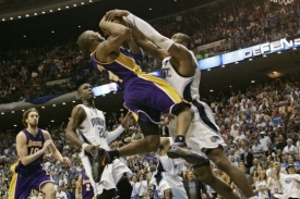 Dwight Howard (vpravo) brání největší hvězdu Lakers Kobeho Bryanta.