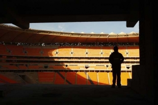 Na stadionu v Johannesburgu se uskuetční první a poslední zápas MS.