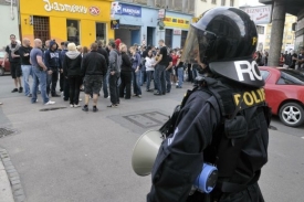 V Brně probíhaly protesty v klidu, v Karlových Varech došlo ke střetu.