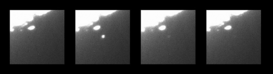 Záblesk vyvolaný dopadem sondy je patrný ve středu druhého snímku.