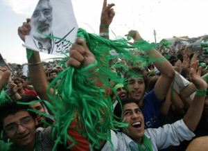 Músávího stoupenci na stadionu Bahr na jihu Teheránu.