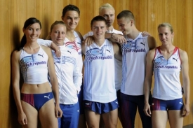 Čeští atleti předvádí novou kolekci oblečení.