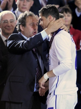 Michel Platini předává Ronaldovi stříbrnou medaili po finále LM.