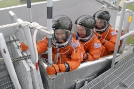 Astronauti nacvičují nouzovou evakuaci ze startovní rampy.