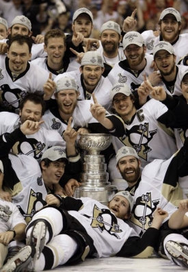 Hokejisté Pittsburghu Penguins v euforii, Stanley Cup je jejich.