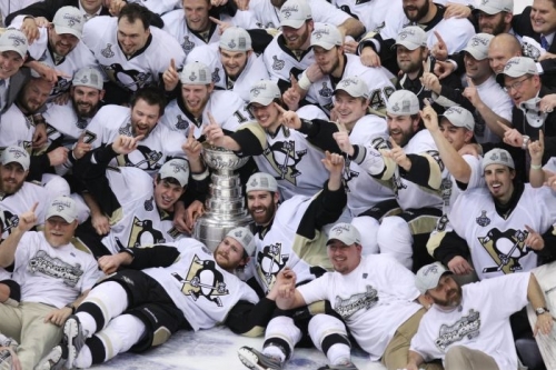 Úžasný zápas skončil vítězně pro Penguins, trofej patří jim.