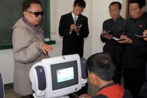 Kim Čong-il na návštěvě střední školy v provincii Hamkjong.