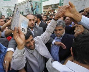 Tlačenicím se nevyhnul ani současný prezident Ahmadínežád.
