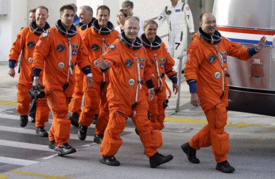 Posádka Endeavouru ještě zůstane několik hodin nohama na zemi.