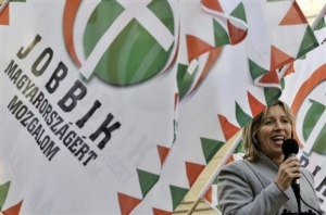 Předsedkyně strany Jobbik na mítinku.