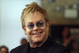 Elton John prý dorazí na devadesát procent.