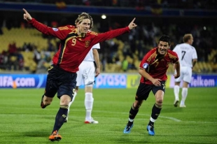 Španěl Fernando Torres slaví jeden ze svých gólů v síti Nového Zélandu