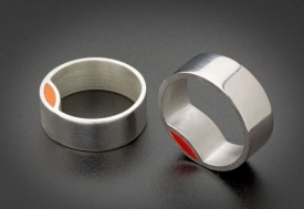 Prsten Oblouček ze stříbra a oranžového corianu.